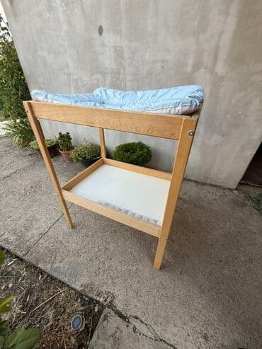 Other kids' furniture: Drveni sto za presvlačenje beba, dizajniran sa stabilnom konstrukcijom — 3