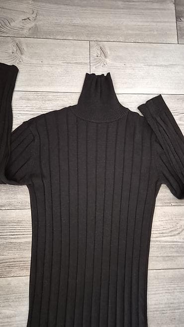 pec haljine: Crna pletena haljina sa rol-kragnom - Model: uska, rebrasta — 2