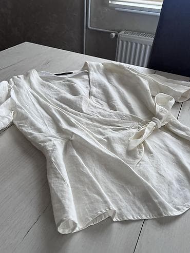 Shirts, blouses and tunics: Bela ženska košulja/bluza na preklop sa vezivanjem u struku. - — 2