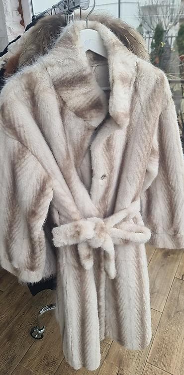 Ženska bundi/kaput od krzna, midi dužine, u svetlo bež/peščanoj