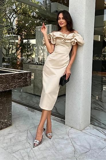 Haljine: Elegantna midi haljina sa karnerima na ramenima
1999 din
S M L — 6