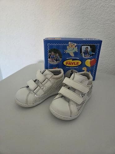 Dečije cipelice PAVLE – bele, sa šljokičastim detaljima. Obuvene par