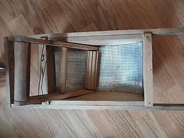 Kuhinjska oprema: Za rucno pasiranje paradajza - Konstrukcija: čvrst drveni ram sa — 2