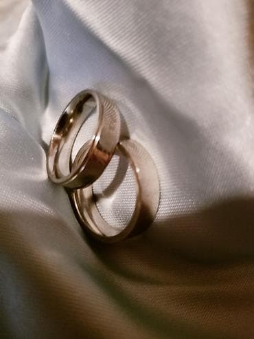 muske jakne 5xl: Burme 
Muška 20mm
Ženska 19mm
Novo!
Cena 3000din za obe.
Forever love — 3