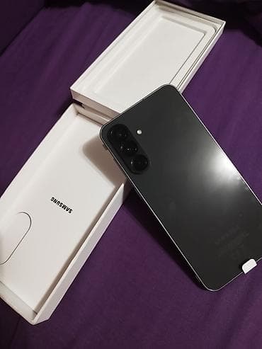 Samsung Galaxy A56 5G – crna boja - Ekran: veliki Infinity‑O displej