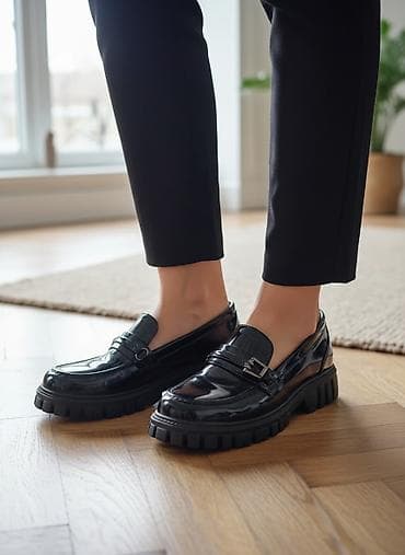 sinsay bele kosulje: Crne ženske mokasine sa sjajnim (lak) finišem. Klasičan penny‑detalj — 1