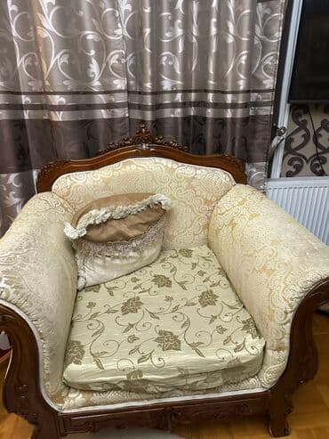 trosed za spavanje: Garnitura sofa u baroknom stilu, karakteristična po rezbarenom drvenom — 3