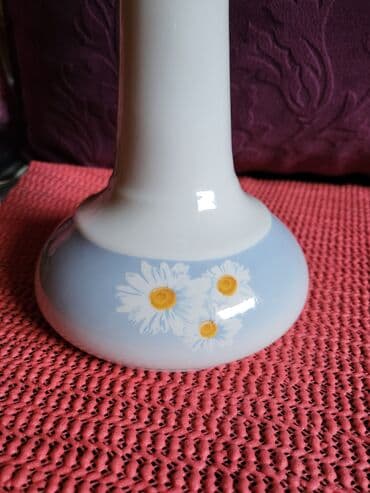 svecnjak za slavu: Svecnjak nov porcelanski. Visina. 19cm. Stopa. 11cm. Gornji — 3