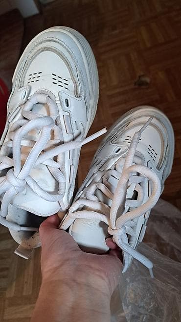 muska bela jakna: Adidas bele patike 36 – klasičan model sa debljim đonom i — 1