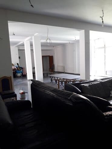 Stolice: Ovaj oglas prikazuje klupe za sedenje, idealne za različite prostore — 3