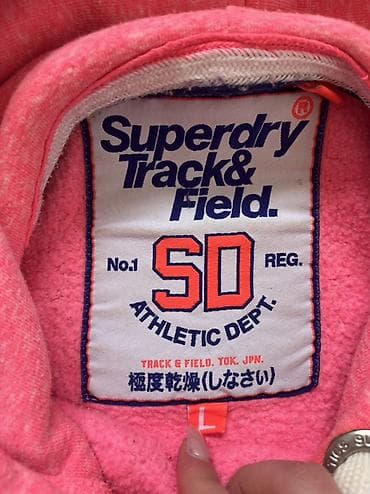 Skafanderi: Superdry Track & Field ženska dukserica s kapuljačom - Model — 2