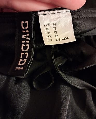 sat ar: H&M Divided crna midi haljina - Model: midi dužina sa visokim — 2