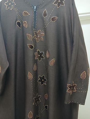 la perla obuca: Dugačak kaftan/haljina u tamno braon boji sa bogatim ukrasima. - — 2