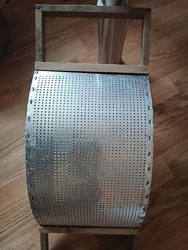 Kuhinjska oprema: Za rucno pasiranje paradajza - Konstrukcija: čvrst drveni ram sa — 1