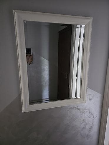 Zidno ogledalo sa elegantnim belim ramom - Pravougaono ogledalo sa