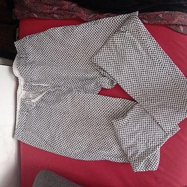top shop proizvodi: Ženska odeća – set komada - Crna bluza od laganog materijala, V-izrez — 2