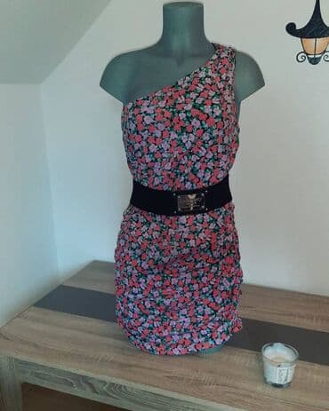 zara haljine zenske: Cvetna haljina m vel na jedno rame — 2