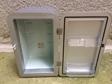 auto kamp prikolice: Frescolina 1 mini frizider 12/220 v Odlican mini frizider — 5