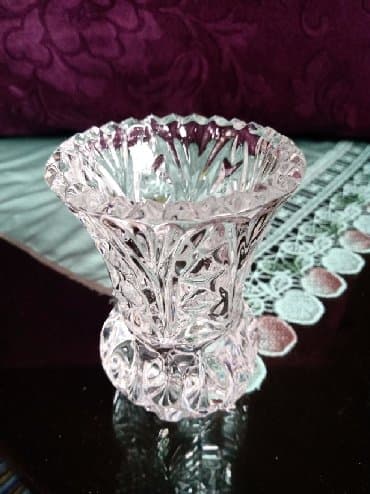 new tekstil: Kristalna nova vaza. Visina. 9,5cm. precnik gornji. 7cm — 2