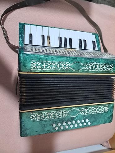 Harmonika sa klavijaturom (klavirna harmonika), manji model pogodан za na lalafo.rs Harmonika sa klavijaturom (klavirna harmonika), manji model pogodан za