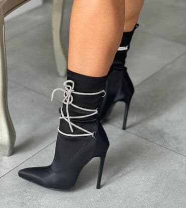 new balance kopija: Novoo 5300din
Br 36-41
Peta:10.5cm — 3