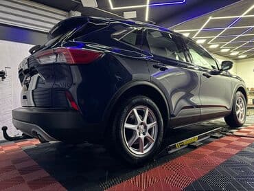 hecbek automobili: Plavi Ford Kuga, SUV model sa petoro vrata, opremljen je automatskim — 21