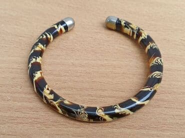 Vintidž narukvica Bakelit Vintidž narukvica od Bakelita. prečnik na lalafo.rs Vintidž narukvica Bakelit Vintidž narukvica od Bakelita. prečnik