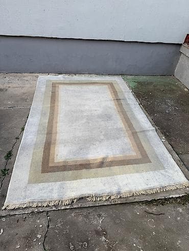 Desks and tables: Trosed na razvlačenje sa kutijom za odlaganje i tepih 8000din - — 8