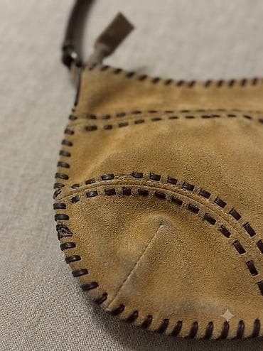 pirsing za nos: Ženska torba prevrnuta koza, nošena svetlo braon /oker boja — 7