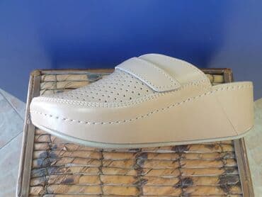 crocs zenske klompe: Kozne anatomske klompe 
Cena 3950 din 36-41 — 16