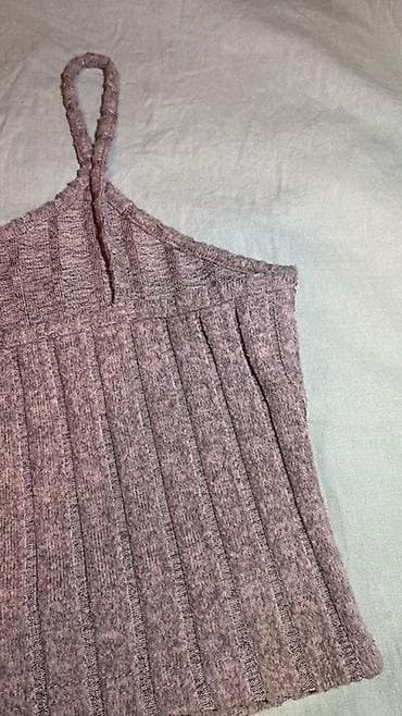 heklane majice: Rebrasti ženski top na bretele - Model: kratki (cropped) top sa — 2