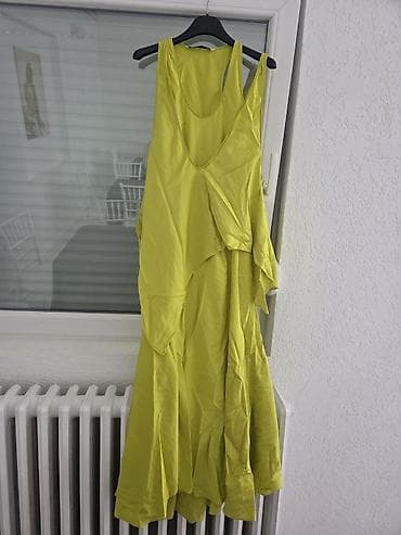ZARA haljina bez rukava u jarkoj limun/žutoj boji. Model sa širim na lalafo.rs ZARA haljina bez rukava u jarkoj limun/žutoj boji. Model sa širim