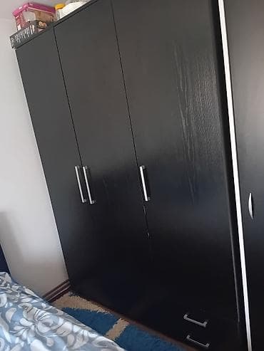 polovni namestaj iz uvoza u somboru: Troslojni garderober od tamnog drveta (verovatno iverica/MDF) sa — 1