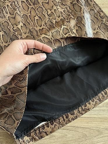 zara pantalone snizenje: ZARA mini suknja sa zmijskim printom - Brend: ZARA - Model: mini — 3