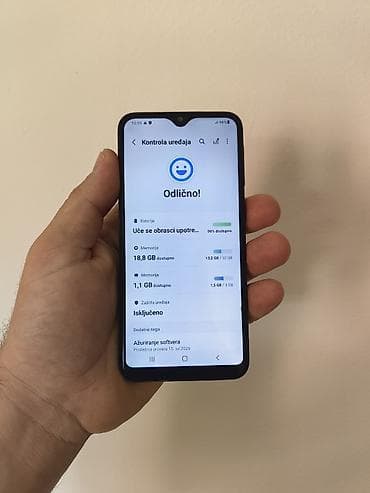 samsung m10 cena: Samsung A20e dual sim, otključan za sve mreže. Ima 3/32 gb memorije — 4