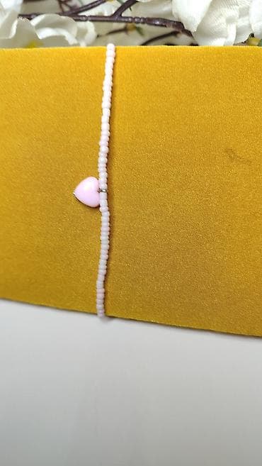 mindjuse sa perjem: Delikatna narukvica od sitnih perlica u svetloružičastoj boji sa — 1