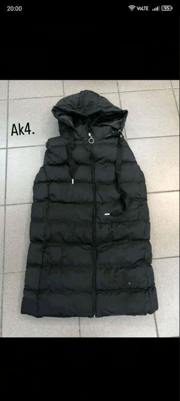 Duga crna ženska pufnast prsluk-jakna sa kapuljačom. - Model: Ak4 -