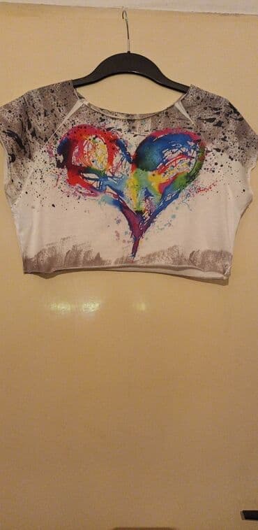 elegantni kompleti sa pantalonama: Moderni top sa šarenim srcem na prednjoj strani. Urban stil, idealna — 1