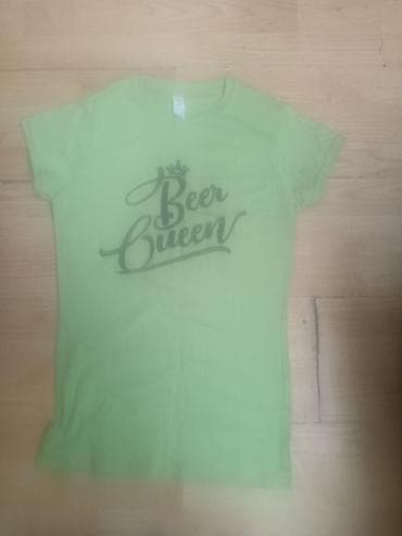 kosarkaski dres partizan: Zelena ženska majica kratkih rukava sa printom “Beer Queen” na — 1