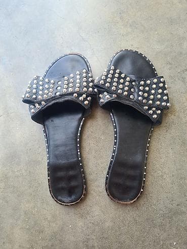 broj cipela u cm: Ženske klompe/sandale – crne, sa ravnim đonom i ukrasnom mašnom na — 1