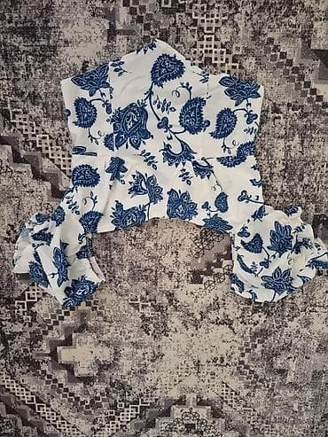 pull and bear rolke: Beli ženski top sa plavim floralnim printom - Model: kratki — 3