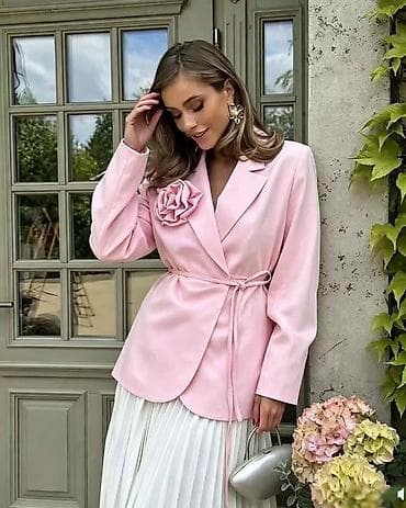 Elegantni ženski blejzer sa cvetnim detaljem

Sako: 2.999 dinara
S M L