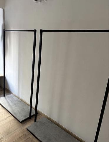 ceca stepic namestaj: Cena uključuje: -Pult, stolica za pult -3 slike -3 velika štendera — 3