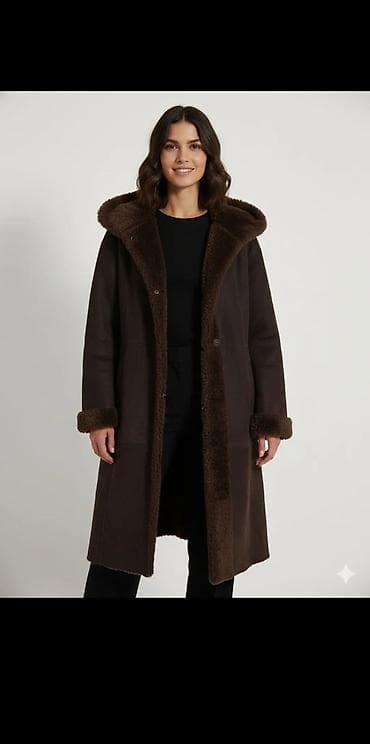 Dugački ženski kaput sa kapuljačom, u tamno braon boji. Spolja glatka