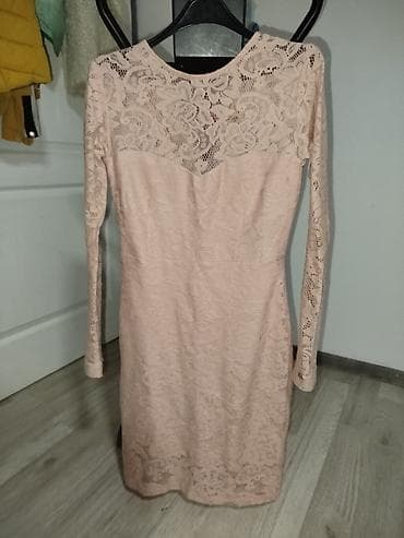 mantil s: Elegantna čipkana haljina u puder‑roze boji. - Kroj: uska silueta do — 1