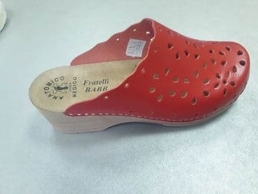 crocs zenske klompe: Kozne klompe 
Bele 39,41
Crvene 36,41
Cena 3300 din — 2
