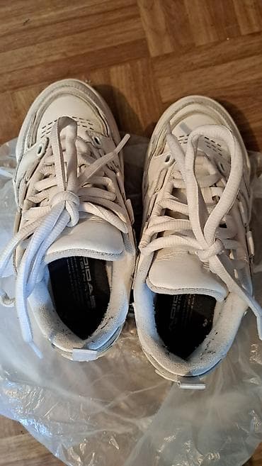 muska bela jakna: Adidas bele patike 36 – klasičan model sa debljim đonom i — 5