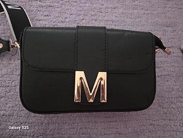 Crna ženska torbica preko ramena sa širokim, podesivim kaišem. Prednji na lalafo.rs Crna ženska torbica preko ramena sa širokim, podesivim kaišem. Prednji