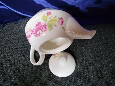 Bokalcic nov porcelanski. Bokal,sve na njemu odsjaj od svetla — 5