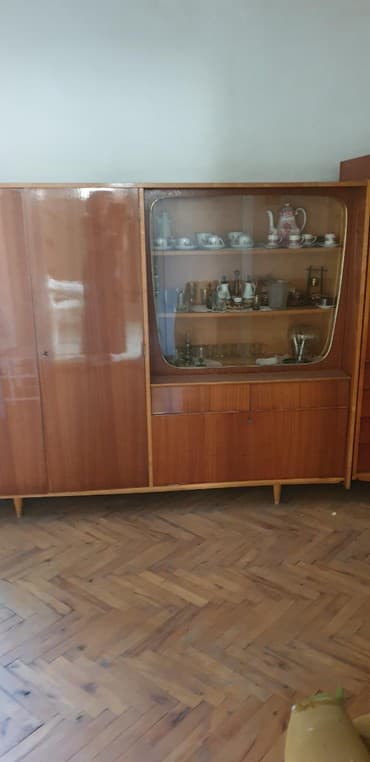 tabure sa prostorom za odlaganje: Drveni vitrina sa gardarobnim delom — 2
